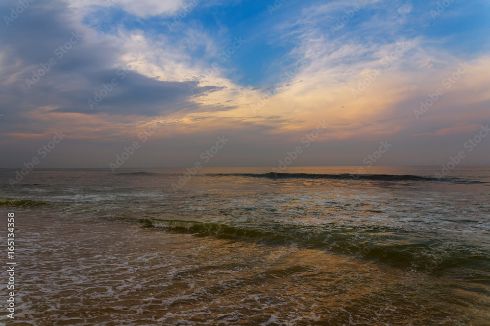 Obraz premium Seascape background with clouds and waves on sunrise
