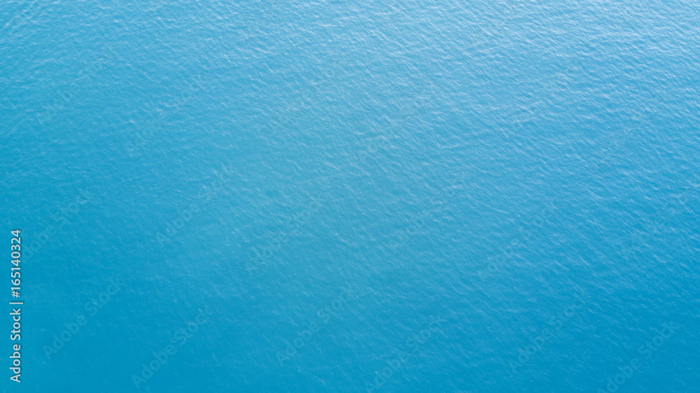 Obraz premium Głęboki błękit oceanu ze spokojną falą