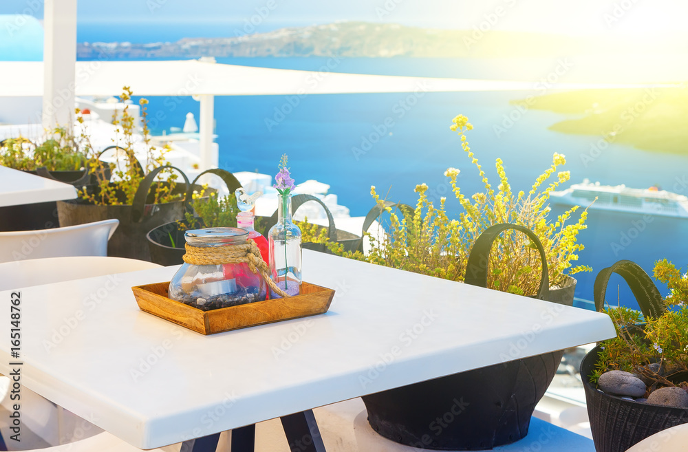 Obraz premium nakryć stół z widokiem na kalderę i morze Santorini w Grecji