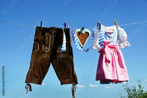 Fair, Oktoberfest, Volksfest, Dirndl und Lederhose hängen an Wäscheleine, Textraum, Copyspace