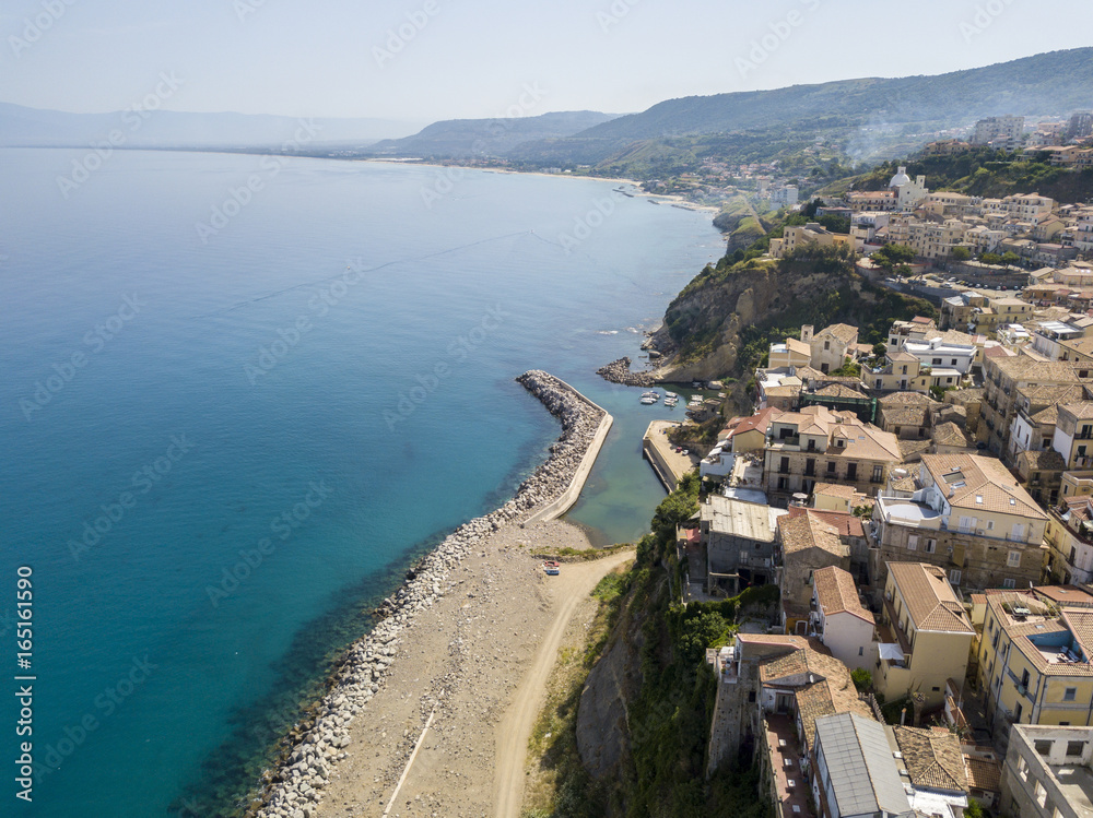 Vista aerea di Pizzo Calabro, molo, Calabria, turismo Italia. Vista panoramica della cittadina di Pizzo Calabro vista dal mare. Case sulla roccia