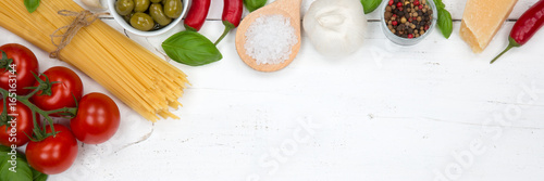 Spaghetti Zutaten kochen Pasta Italien Holzbrett Banner Essen Nudeln Textfreiraum von oben