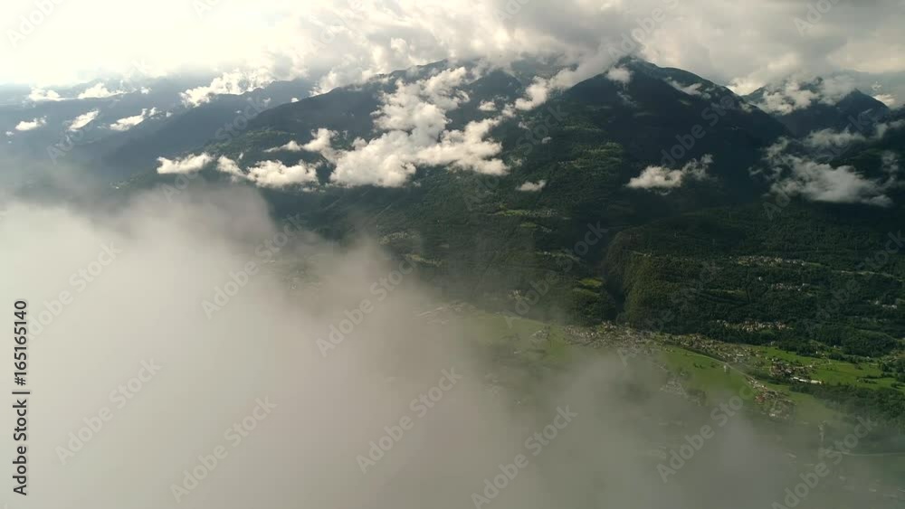 Aerial 4K - Valtellina (IT) - Panorama della valle con sorvolo fra le nuvole Aerial 4K - Valtellina (IT) - Panorama della valle con sorvolo fra le nuvole