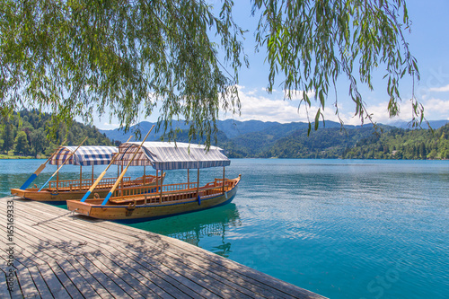 Bled in Slowenien (Traditionelle Ruderboote) photo