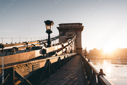 Sonnenaufgang an der Kettenbrücke in Budapest, Ungarn photo