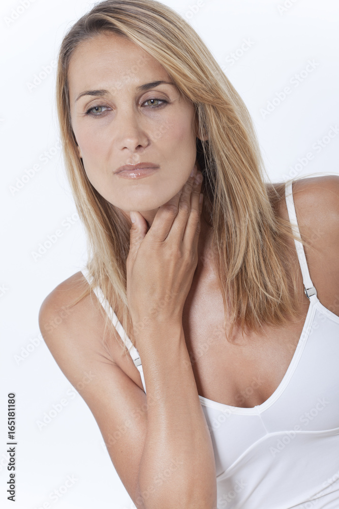 Fototapeta premium femme qui a mal à la gorge