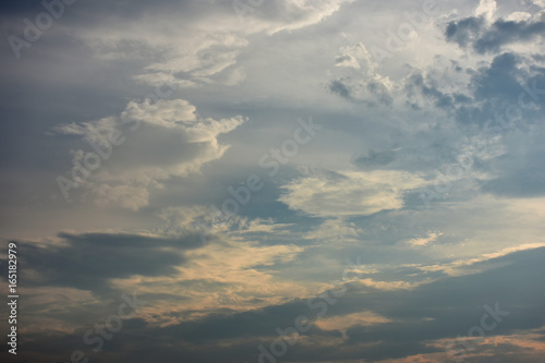 空と雲「空想・雲のモンスター（左側にへんな顔のモンスター）たち」漂う、変なやつ、雰囲気のある、永続的などのイメージ