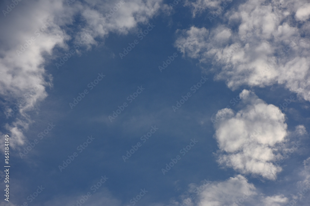 Obraz premium 青空と雲「空想・雲のモンスター（右に犬の顔などのイメージ）」仲良く」見つめる、夫婦で、仲間、天空の彼方などのイメージ・青空などキャッチコピースペース