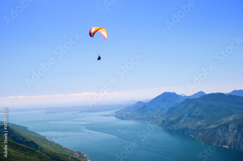 Volo di parapendio sul lago di Garda