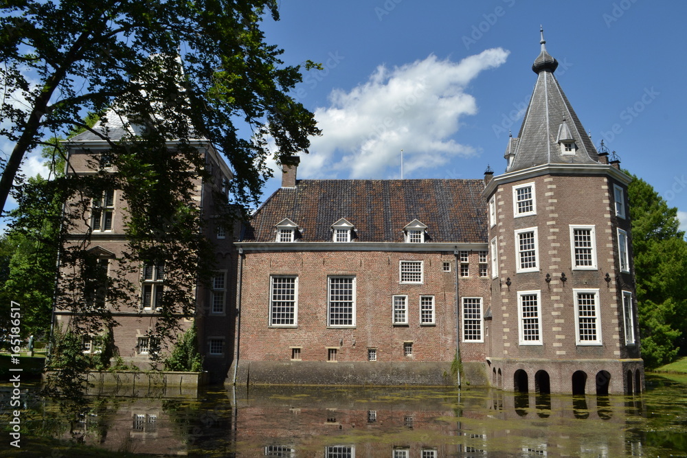 voorkant van slotgracht van kasteel het Nijenhuis