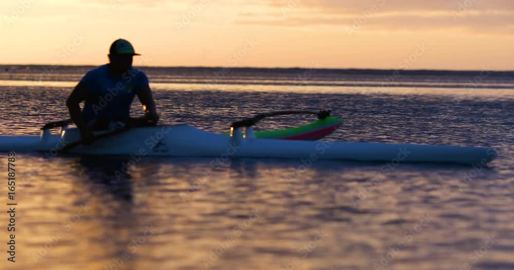 pirogues sur un lagon en polynésie 