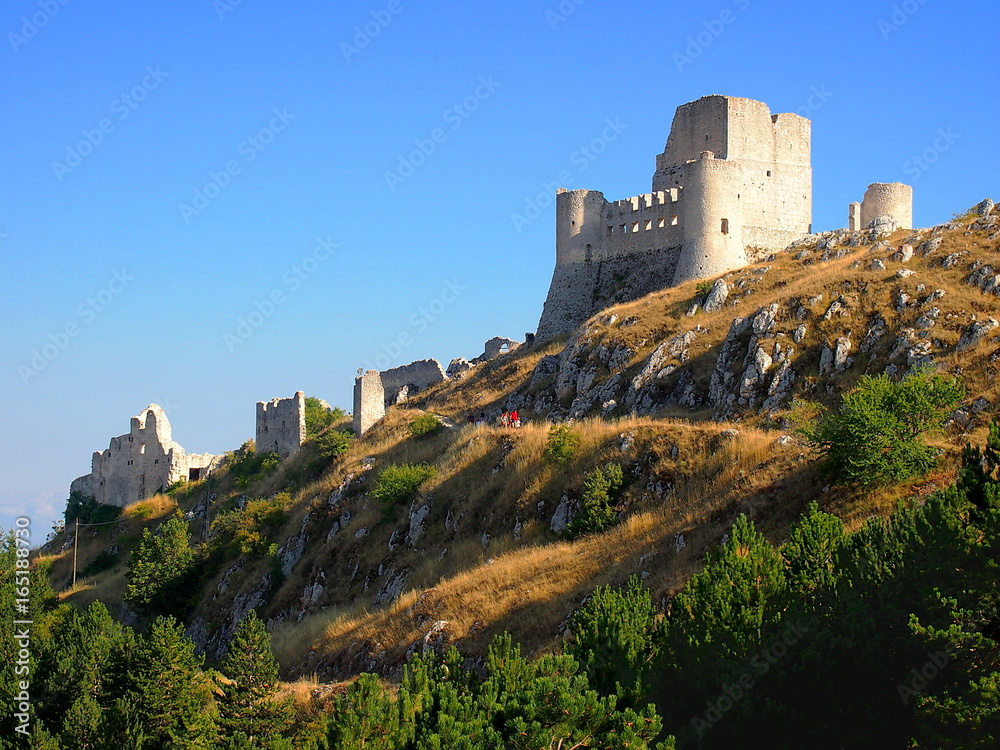 Castello di Rocca Calascio, Abruzzo. Vista dal basso del sentiero che porta al suggestivo castello medievale 