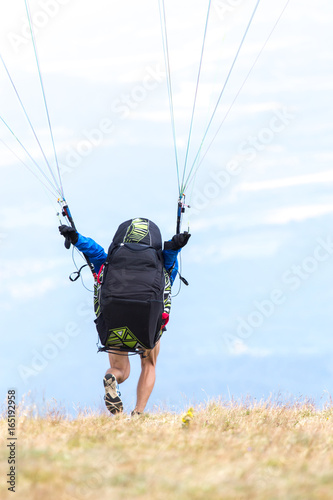 Anlauf zum Gleitschirmflug