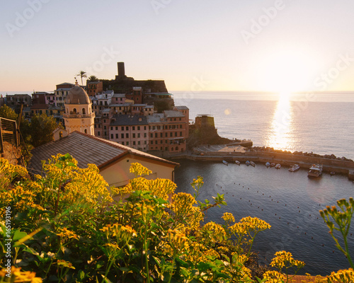 Obraz na płótnie Vernazza Golden Hour w salonie
