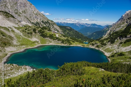 Fototapeta Naklejka Na Ścianę i Meble -  Berg Alpen Zugspitze Ehrwald Österreich Wandern See