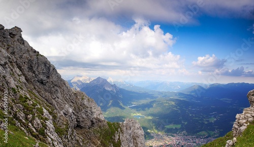 Fototapeta Naklejka Na Ścianę i Meble -  Berg Alpen Zugspitze Ehrwald Österreich Wandern
