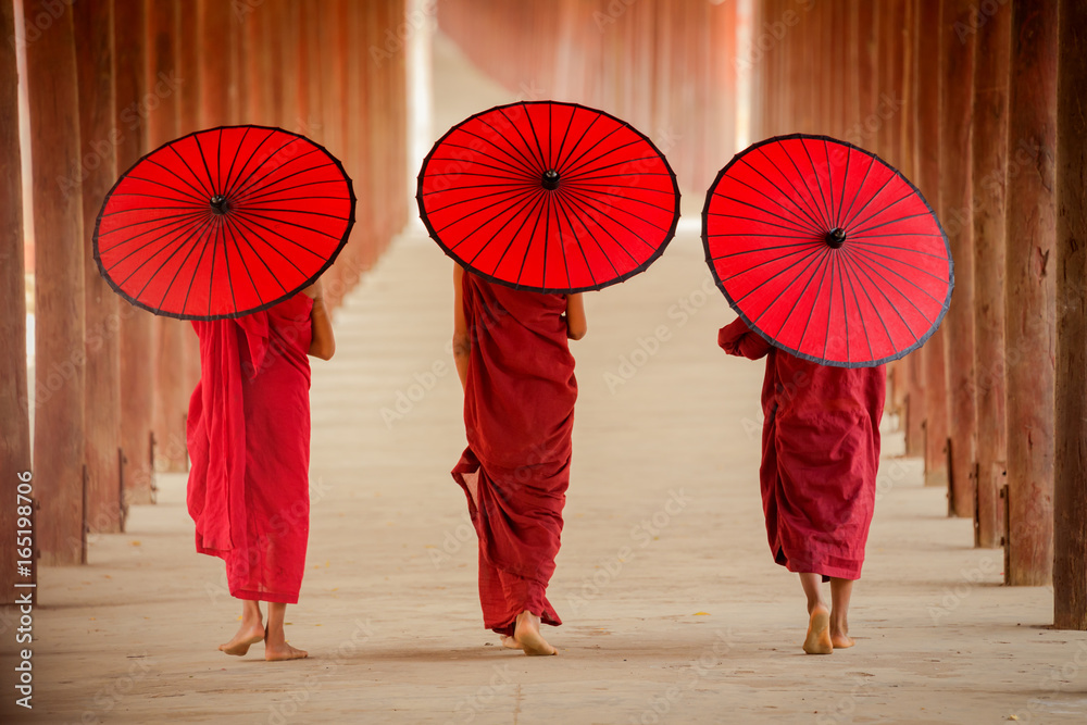 Fotografiet, Poster Myanmar Novice monk walking together in ancient pagoda  Bagan Mandalay på Europosters.se