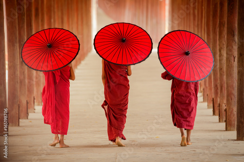 Fototapety Azja  trzech-mnichow-buddyjskich-religie-azji