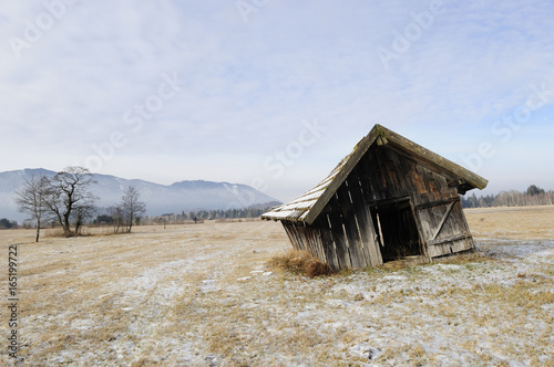 Eine verwahrloste Scheune auf einem Feld im Winter photo