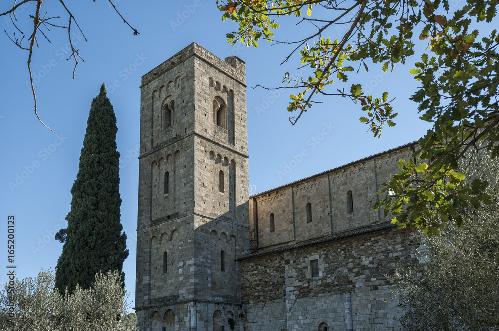 Φωτογραφία The Romanesque Abbey of Sant Antimo is a former Benedictine monastery in the comune of Montalcino, Tuscany