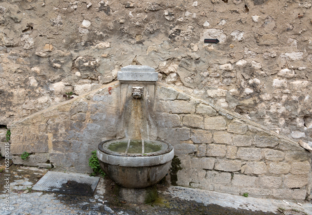 Fontaine en Provence - Pernes les Fontaines (Vaucluse) Fontaine en Provence - Pernes les Fontaines (Vaucluse)