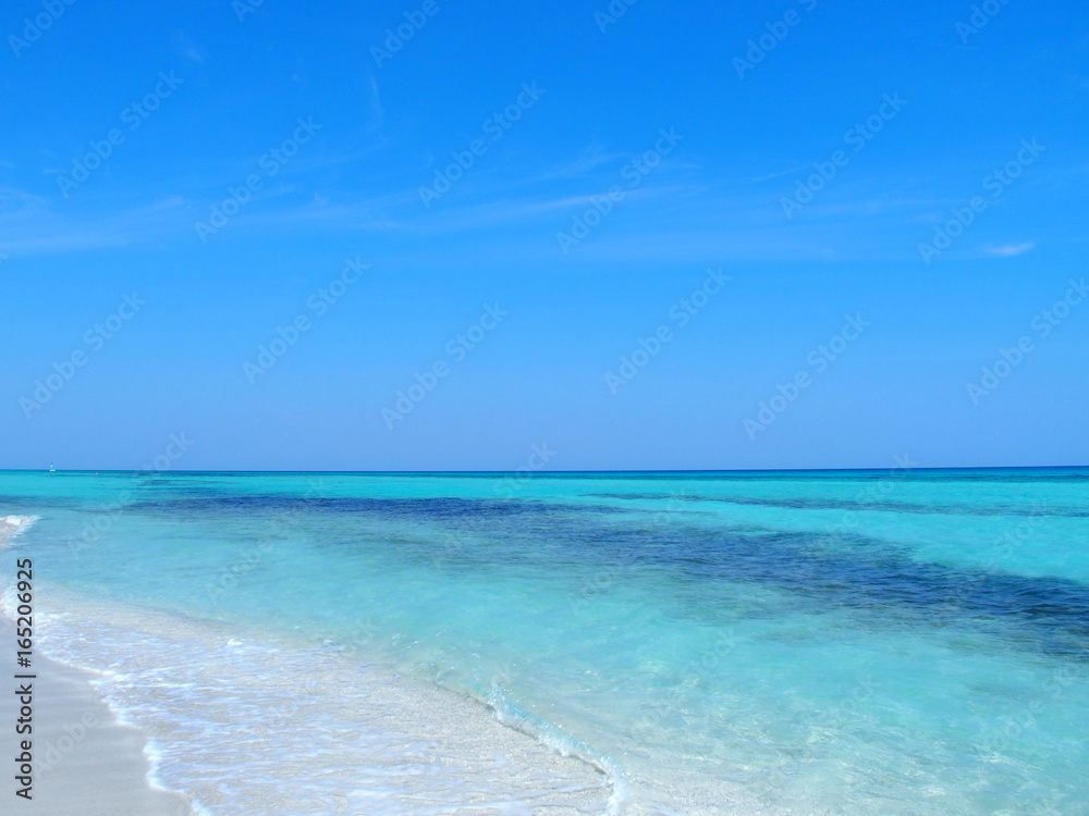 Obraz premium Sandy beach at Caribbean Sea in Varadero city in Cuba