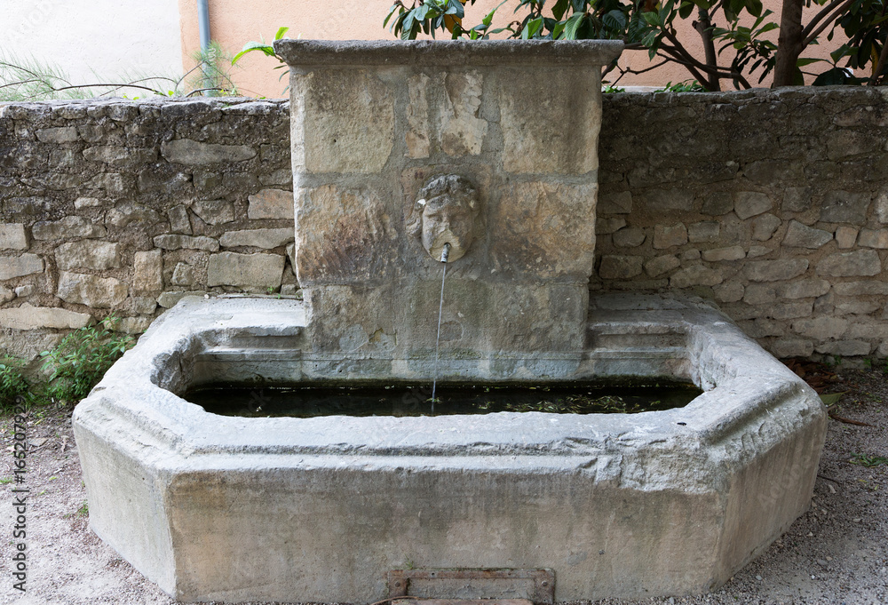 Fontaine en Provence - Pernes les Fontaines (Vaucluse) Fontaine en Provence - Pernes les Fontaines (Vaucluse)