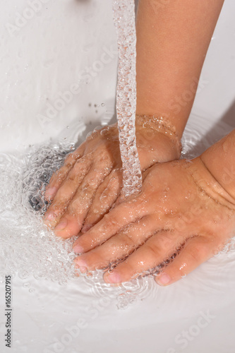 H  nde waschen mit Wasser gegen bakterien und Krankheit 