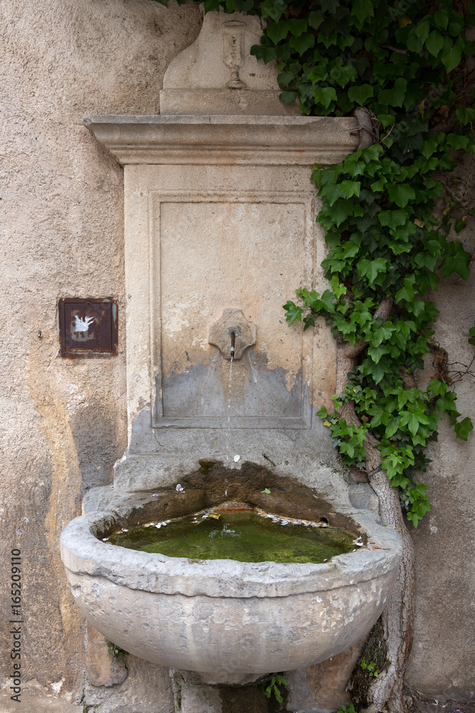 Fontaine en Provence - Pernes les Fontaines (Vaucluse) Fontaine en Provence - Pernes les Fontaines (Vaucluse)
