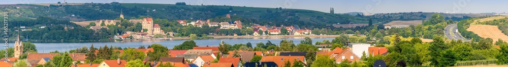 Seeburg mit dem Süßen See, dem Schloss und der B80 im Panorama