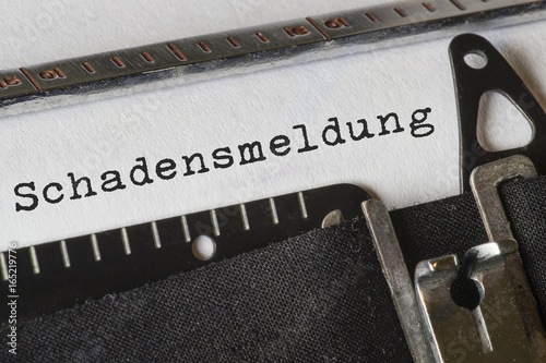 Foto Schadensmeldung, Text Schreibmaschine