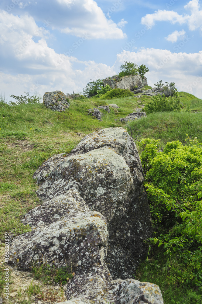 Felsen in hügeliger Landschaft im Burgenland
