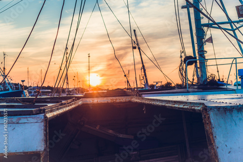 Fototapeta Naklejka Na Ścianę i Meble -  Widok na Łodzie motorówki kutry rybackie w port rybacki przy zachód słońca morze bałtyckie