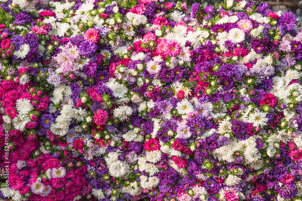 Naklejka premium Kolorowe kwiaty w tle do sprzedaży na hurtowym targu kwiatowym w Kyauk Mee
