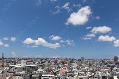 那覇市街地と青空 © imacoconut