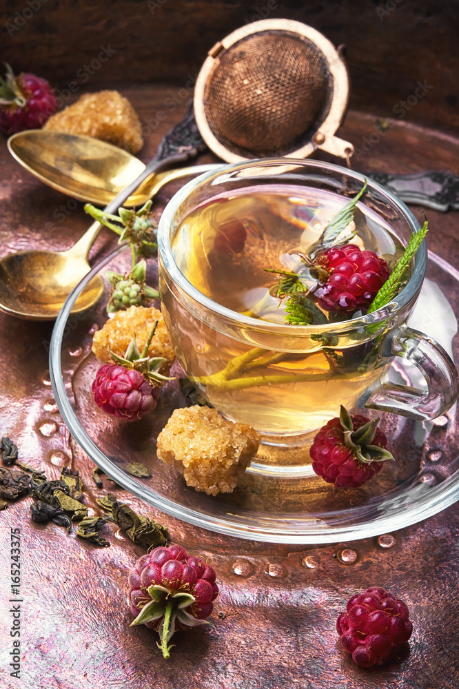 Tea with raspberries