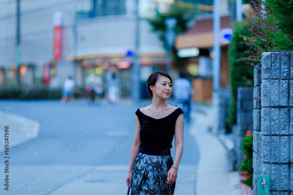 Fototapeta premium 街を歩く日本人女性