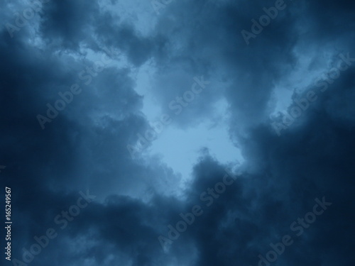 dunkelblaue wolken über ortenau lauf
