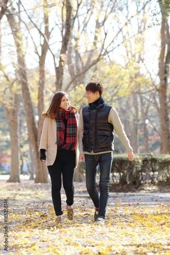 秋の公園でデートする若いカップル © ＭＯＭＯＴＡＲＯＵ