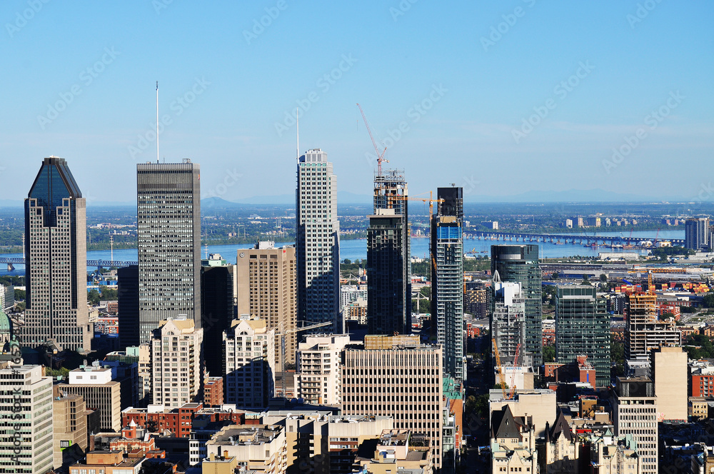 Obraz premium Downtown Montreal skyscrapers view from Mont Royal on a sunny day