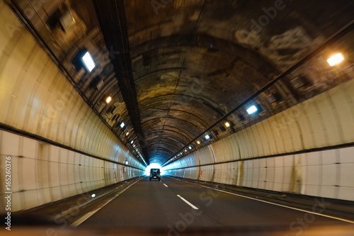 トンネル　運転　ドライブ　 © Yuko