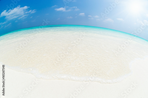 Fototapeta Naklejka Na Ścianę i Meble -  Fish eye view of pristine Maldives beach