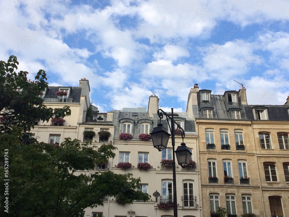 Bâtiment haussmannien a Saint-Germain-des-Pres sous un ciel presque bleu