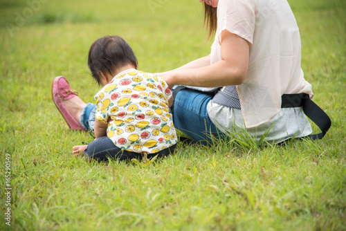 芝生に座る赤ちゃん © shirohige