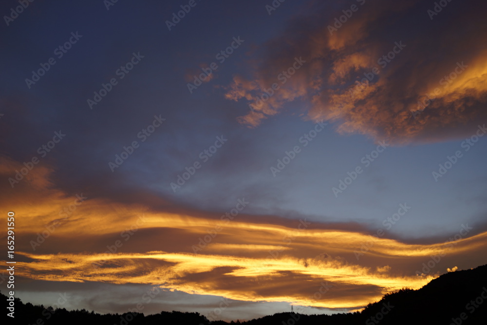 Obraz premium 夕焼け 朝焼け 空 オレンジ色の 雲