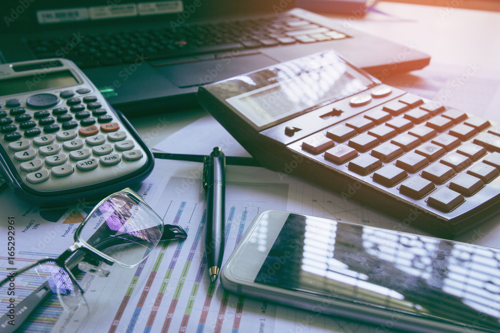 Φωτογραφία Pen with business graphs and charts report , calculator on desk of financial planing