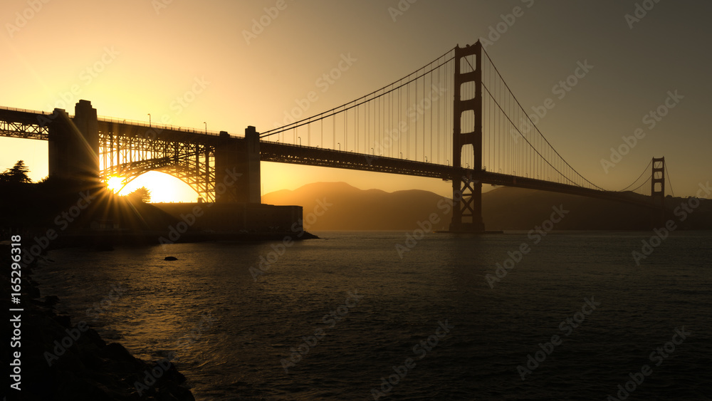 Fototapeta premium Golden Gate Brücke zu Sonnenuntergang
