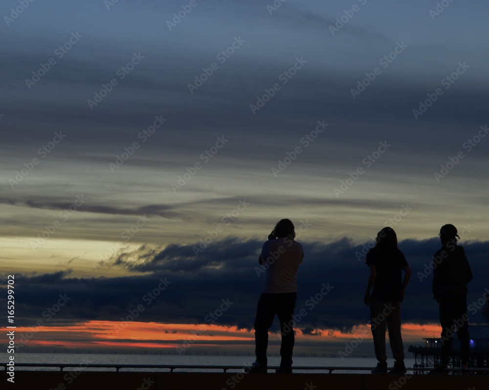 Fototapeta premium Silhouette figures sunset