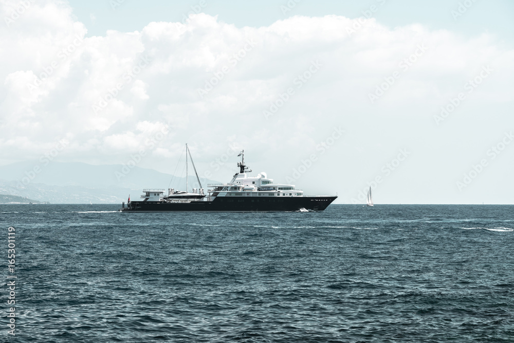 Yacht face à un voilier en mer méditerranée