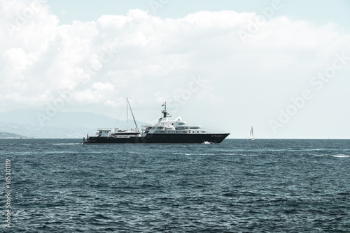 Yacht face à un voilier en mer méditerranée